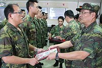 指揮官羅將軍於會中頒發每位學員結業證書,並表揚績優學員認真學習之態度。(圖/文:劉宏毅)