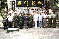 海軍馬祖基地指揮部日前舉辦成軍六十一週年部慶大會,馬防部指揮官羅將軍、總士官長以及友軍單位等人均應邀與會,並於海指部枕戈待旦石牆前一同合影。(圖/文:劉宏毅)
