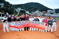 　第四屆縣長盃慢壘賽歡喜落幕，縣長陳雪生頒獎給得獎隊伍並與大家合影留念，鼓勵球員超越自我。（圖／文：曹重偉）