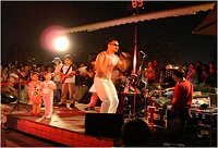 十一月七日馬祖釀酒節邀請「俐樂團(Lead Band)」現場演奏,如果你肯跳,他們就能帶著你跳舞!(圖:連江縣政府文化局提供)