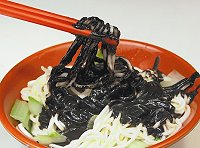 馬祖麵店樸實好味道,「黑麻麵」及餛飩為另一特色。(圖:摘自聯合新聞網訊)