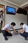 　NCC人員帶著檢測儀器到北竿各村進行訊號的檢視工作。（圖／文：陳鵬雄）