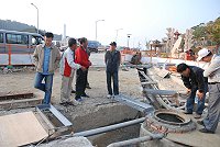 副縣長徐文吉會同工務局長勘察清水管線工地。(圖/文:邱竟瑋)