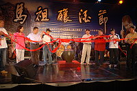 　馬祖釀酒節-酒當歌晚宴，地區府會首長共同開罈。（圖／文：邱竟瑋）