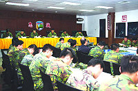　馬防部指揮官羅將軍在主任陳將軍偕同下，假雲台山會議室主持十月份工作暨軍紀檢討會，會中殷勉與會幹部應持續精進，瞭解當前軍紀維護政策，以鞏固防區戰力。（圖／文：林煒翔）