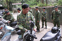 馬防部主任陳將軍檢視軍官車輛安全狀況