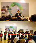 「馬祖列島百景之美大展」於中正紀念堂盛大開幕,總統馬英九親自參加剪綵儀式,並致詞鼓勵國人多多前往體驗馬祖之美。(圖:連江縣政府提供)
