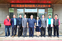 　連江縣議會第四屆第八次定期大會昨天圓滿閉會，也象徵第四屆縣議員的職務告一段落；全體議員特別在議會大樓前合影留念。（圖／文：曹重偉）