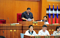 　隨著定期會圓滿落幕，議長陳振清揮別二十年民代生涯，在致閉幕詞時情緒激動，感念、不捨之情溢於言表。（圖／文：曹重偉）