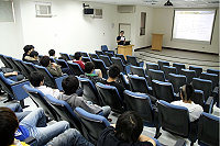 為推廣戒菸門診,連江縣衛生局特舉辦戒菸班,由「羽網巨星」李敏醫師主講,向目前正接受戒菸及有意戒菸的民眾進行宣導。(圖/文:曹重偉)