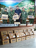 馬防部指揮官羅際琴(左二)代表民間友人捐贈八套市價共超過三十萬的兒童優良系列叢書給全縣各小學,昨天縣長陳雪生代表接受,這位善心企業家雖然不願具名,但陳雪生仍代表馬祖鄉親表達誠摯謝意。(圖/文:劉秋月)