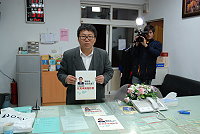 　縣長候選人陳財能出奇招，昨將競選政見送到地方法院要求公證，表示未來絕對會履行承諾，但連江地院以不符合公證法規定不予以受理。（圖／文：劉秋月）