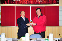　任內最後一次顧問會議，陳雪生特別感謝顧問們的鞭策與指導，並致贈紀念品，由葉金福代表接受。（圖／文：曹重偉）