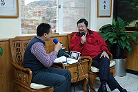 　縣長陳雪生接受非凡音廣播電台專訪，暢談自己掌理縣政八年來走過的點點滴滴。（圖／文：劉秋月）
