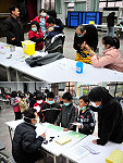 為預防校園群聚感染再擴大,衛生局巡迴各校園為學童進行施打疫苗工作。(圖/文:曹重偉)