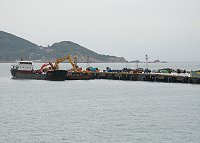 　「馬祖港福澳碼頭區擴建工程-S2碼頭改善工程」不畏風雨全速趕工。（圖與文：劉秋月）