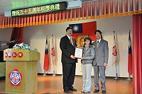　&#22338;里國小慶祝建校五十五週年，並第一次舉辦校慶活動，縣長頒獎表揚資深老師。（圖／文：陳鵬雄）