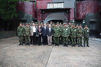 指揮官羅將軍偕同主任陳將軍、新竹市林市長與役男於中正門前合影留念。(圖/文:林煒翔)
