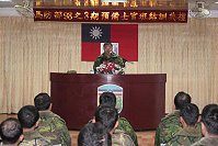 指揮官羅將軍於梅石幹訓班主持馬防部98-3期預備士官班結訓典禮。(圖/文:張力天)
