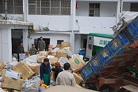 停航多日的臺馬輪終於開航,馬祖郵局郵包堆積如山。(圖/文:邱竟瑋)