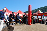 　「福澳港區新設浮動碼頭工程」在馬祖各界期盼多年後，昨天在縣長陳雪生、議長陳振清、立委曹爾忠、馬防部副指揮官陳敬忠及各界代表的見證下，進行開工動土大典，並祈求工程順利帶動福澳港區之發展。（圖／文：劉秋月）