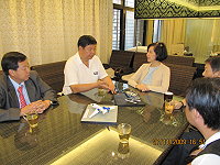 　縣長陳雪生及東引議員張永江前往中興航空瞭解機隊擴充情形，中興董事長楊壽芝表示，目前已鎖定機型進行議價，未來也將投入離島緊急救護及島際交通使用。（圖：連江縣政府提供）