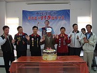　中國國民黨舉行建黨115週年慶祝茶會，百餘位黨員齊聚慶賀。（圖／文：林冰芳）