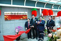 　全國首家離島免稅商店由馬祖拔得頭籌，而鵬業國際貿易公司同步在馬祖成立免稅商店及離島免稅商店，不管是小三通或是國內旅客，未來都可以享受免稅購物的優惠；昨天縣長陳雪生、議長陳振清、鵬業董事長王重助、關稅總局及基隆關稅局長官等人參與開幕揭牌儀式，也吸引國內多家媒體抵馬採訪。（圖／文：劉秋月）