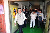 　緊張刺激的三合一選舉登場，縣選委會由代理主委徐文吉、總幹事林其達率同選監檢警相關單位人員前往南竿各投開票所進行巡視，並未發現有重大違規事件。（圖／文：曹重偉）