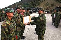     為慰勞防區官兵工作辛勞，指揮官羅將軍致贈慰問品與步兵營官兵，藉以激勵部隊士氣。（圖／文：張力天）