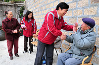 　第五屆縣長當選人楊綏生展開謝票行程，首日安排在南竿各村，所到之處都受到民眾熱情歡迎。（圖／文：曹重偉）