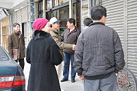 　縣長參選人劉增應在北竿地區逐村逐戶謝票。（圖／文：陳鵬雄）