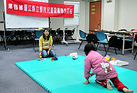 　縣醫聯合評估中心執行本年度兒童發展第四梯次聯合評估，由北市聯合醫院支援專業治療師檢測孩子的發展情形。（圖／文：曹重偉）