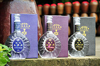 　馬祖酒廠推出梅花瓶包裝一式三款的新產品，分別是右起「窖藏十年陳年大麴酒」、「窖藏五年陳年高粱酒」、「窖藏三年特級高粱酒」，外盒瓶身設計精緻典雅，晶瑩色澤透露高貴氣質，是年節送禮或私家珍藏最佳選擇。（圖／文：曹重偉）