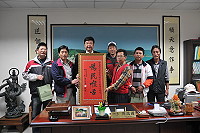 　縣長陳雪生代表省主席致贈北竿議員及鄉長當選人賀匾，同時向北竿各界辭行。（圖／文：陳鵬雄）