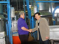 　第五屆縣長當選人楊綏生到東引謝票，受到民眾熱情歡迎。（圖／文：陳其敏）