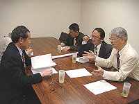 NCC謝進男委員及鄭泉評處長至立院與立委曹爾忠商議改善東引有線電視情況。(圖:曹爾忠國會辦公室提供)