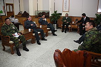　參謀總長至連江縣政府拜會陳縣長，感謝縣政府長久以來對於馬防部各項戰訓演練的支持與配合。（圖╱文：劉宏毅）
