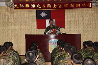 　馬防部指揮官羅將軍主持預備士官班98-4期開訓典禮，勉勵學員以主動、積極的態度不斷學習，強化自身本職學能，成為國防戰力的穩固基石。（圖／文：張力天）