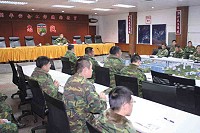 　指揮官主持98年安全工作總結教育，與軍官同仁分享保防安全心得，並宣導養成保密習性之重要性。（圖／文：張力天）