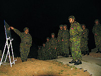莒指部指揮官陳將軍及政戰主任朱上校於日前清晨舉行砲兵連原級校正火砲射擊。(圖╱文:林怡豪)