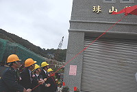 台電馬祖珠山電廠昨天啟用,台電董事長陳貴明與地區軍、政、民意界人士前往參觀。(圖/文:邱竟瑋)