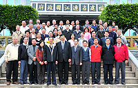 連江縣政府召開縣長陳雪生任內最後一次主管會報,會後所有單位主管在縣府前合影留念,留下珍貴的縣府團隊大合照。(圖/文:曹重偉)