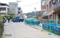 消防專管工程,南竿山隴市場到馬中剩一線道,學子與卡車共行。(圖/文:邱竟瑋)
