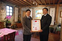 第五屆連江縣長當選人楊綏生接受當選證書。(圖/文:邱竟瑋)