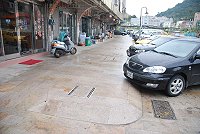 南竿介壽廣場人行道比原來加寬約一點五倍,也提供無障礙空間。(圖/文:邱竟瑋)