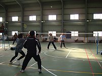 　「莒光鄉社教盃羽球公開賽」昨天在東莒室內體育館開賽，各家羽球好手展開廝殺。（圖／文：林冰芳）