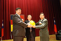 　第五屆縣長宣誓就職暨交接典禮昨天在介壽堂登場，楊綏生在卸任縣長陳雪生手中接下印信後，正式成為連江縣第五屆縣長。（圖／文：劉秋月）