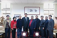 　卸任縣長陳雪生及副縣長徐文吉昨天上午特別前往議會辭行，議長陳振清代表致贈「功在馬祖」獎牌，感謝兩位八年來為馬祖奉獻的歲月。（圖／文：劉秋月）