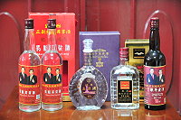 馬酒公司端出賀歲大禮!再推出家戶優惠酒品配售計畫,除每戶馬祖高粱酒6盒及東湧陳年高粱酒12瓶外,另「加碼」送禮佳品新包裝梅花瓶陳年高粱酒(12瓶)以及正副總統就職國宴指定陳年老酒(12瓶),送禮自用兩相宜。(圖/文:曹重偉)